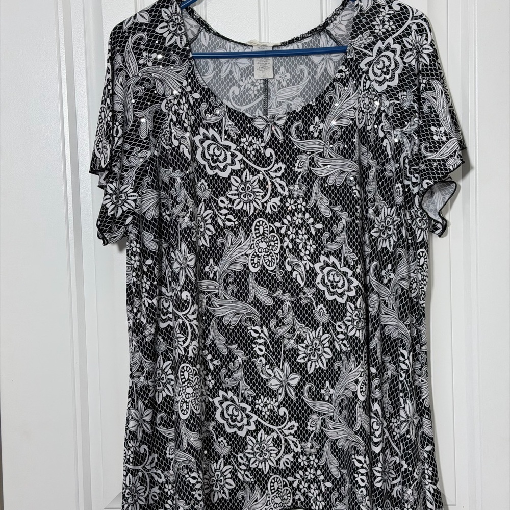 Black & White Floral Scoop Neck Women’s Top